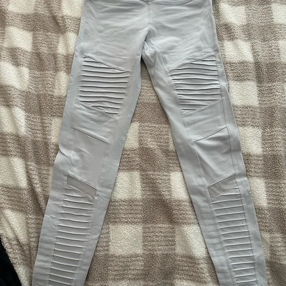 Alo High Waist Moto Legging. Gently worn size M - Picture 4 of 6